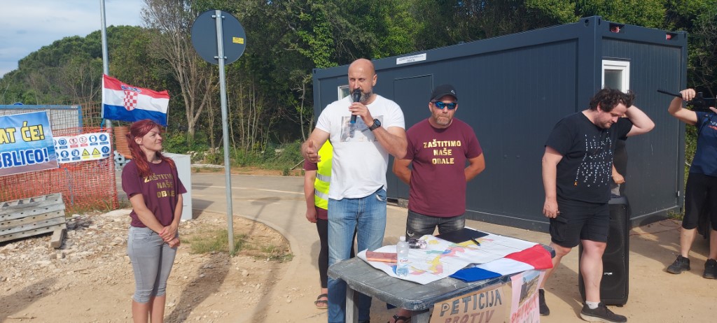 Alberi. Hrvatski branitelj Gordan Šebelj prozvao vlastodršce: „Ovdje su svi uvučeni u igru i dobili su nešto, jer tko bi zdravog razuma dozvolio devastirati obalu stvaranu milijunima godina a da nije dobio lovu za to?!